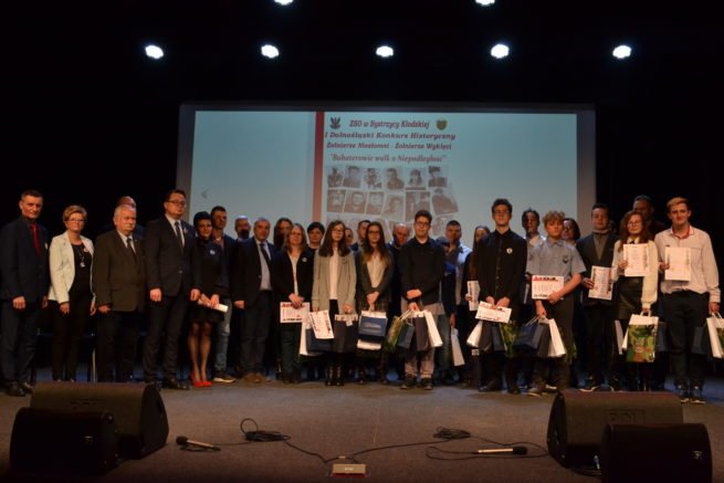 Laureaci konkursu oraz goście i organizatorzy